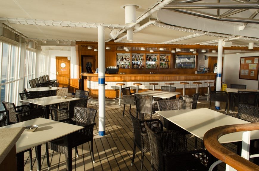 ...it's the first time I've seen the Pool Bar on Deck 8 empty, as most guests took to the open expanse of Deck 9 for some ship-spotting. Photo © 2015 Aaron Saunders